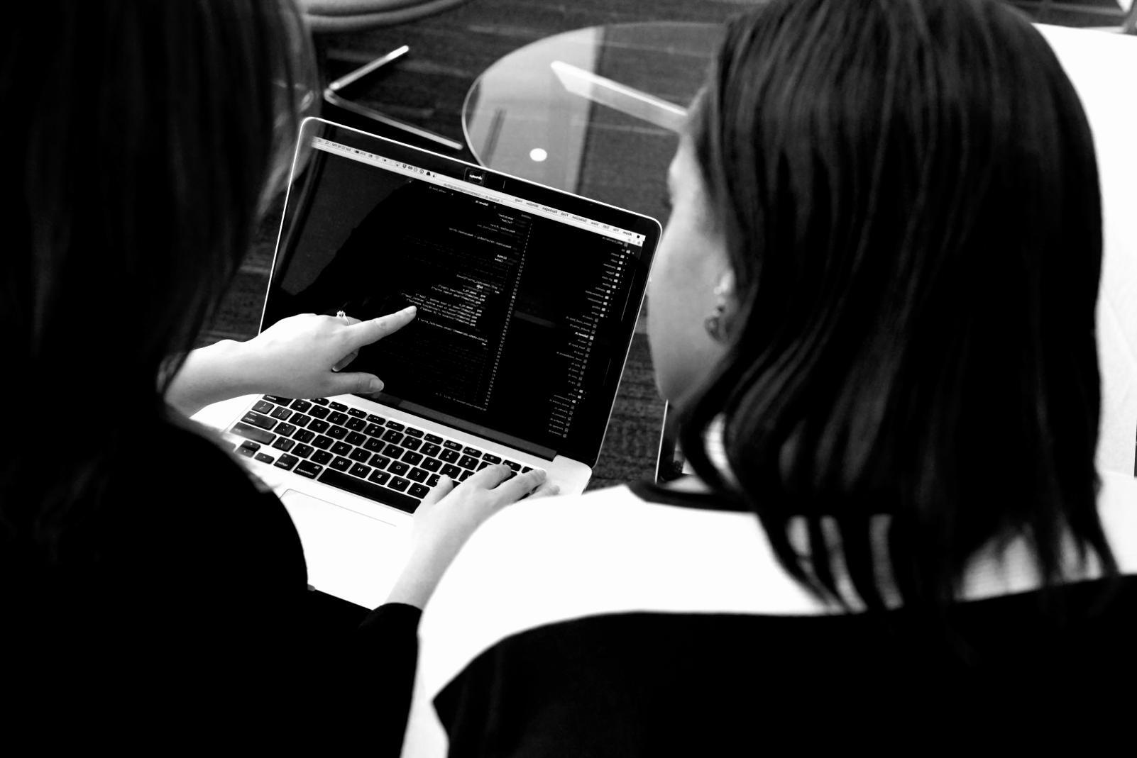 Persona planificando su futuro financiero con herramientas digitales